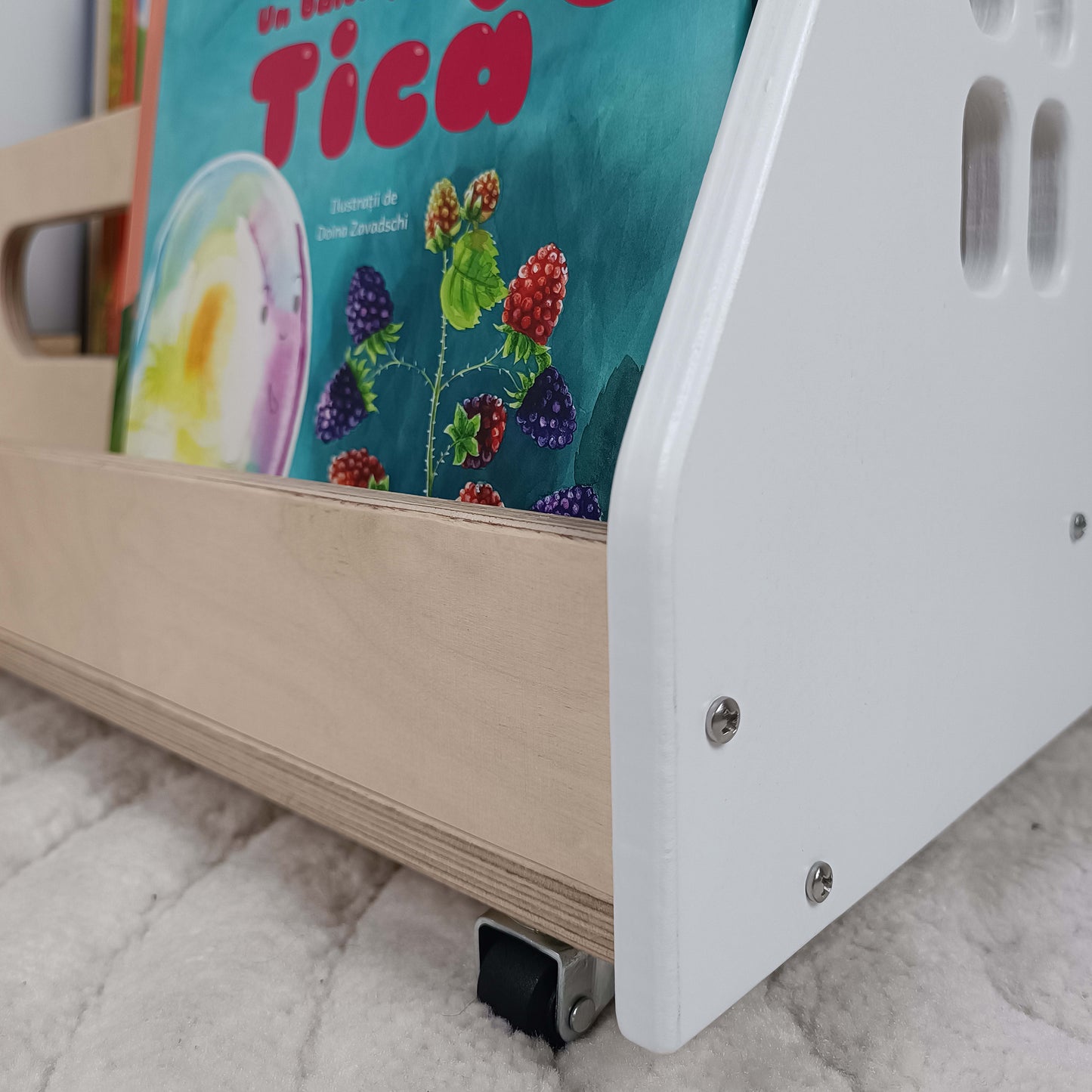 Bibliotecă Montessori cu roți, în formă de căsuță BOOKY