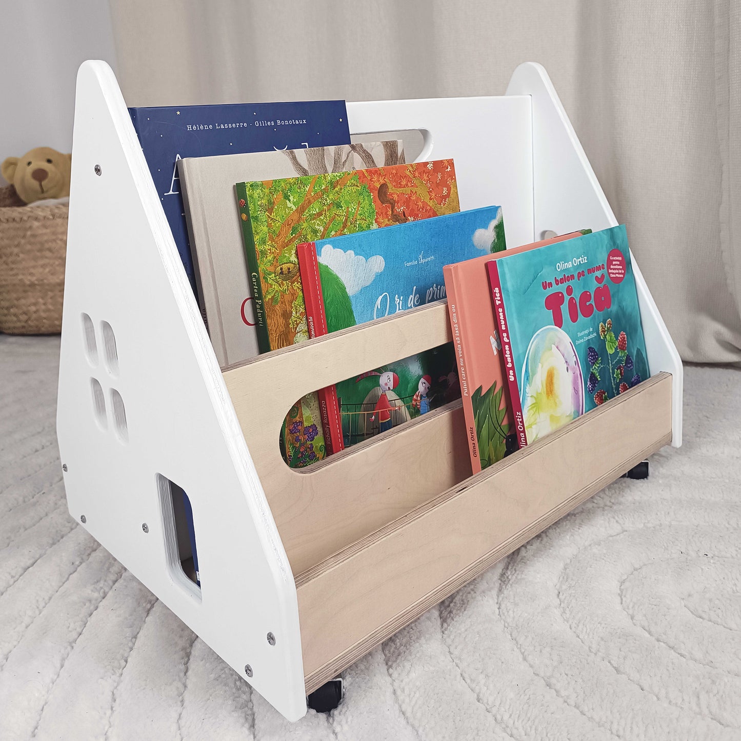 Bibliotecă Montessori cu roți, în formă de căsuță BOOKY