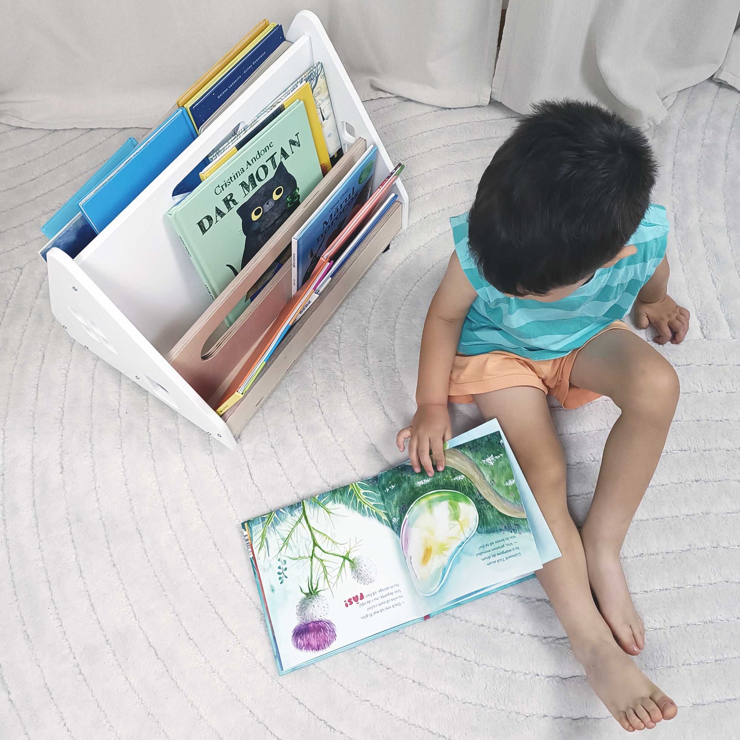 Bibliotecă Montessori cu roți, în formă de căsuță BOOKY