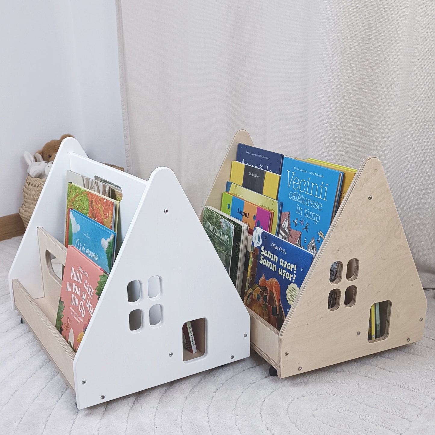 Bibliotecă Montessori cu roți, în formă de căsuță BOOKY