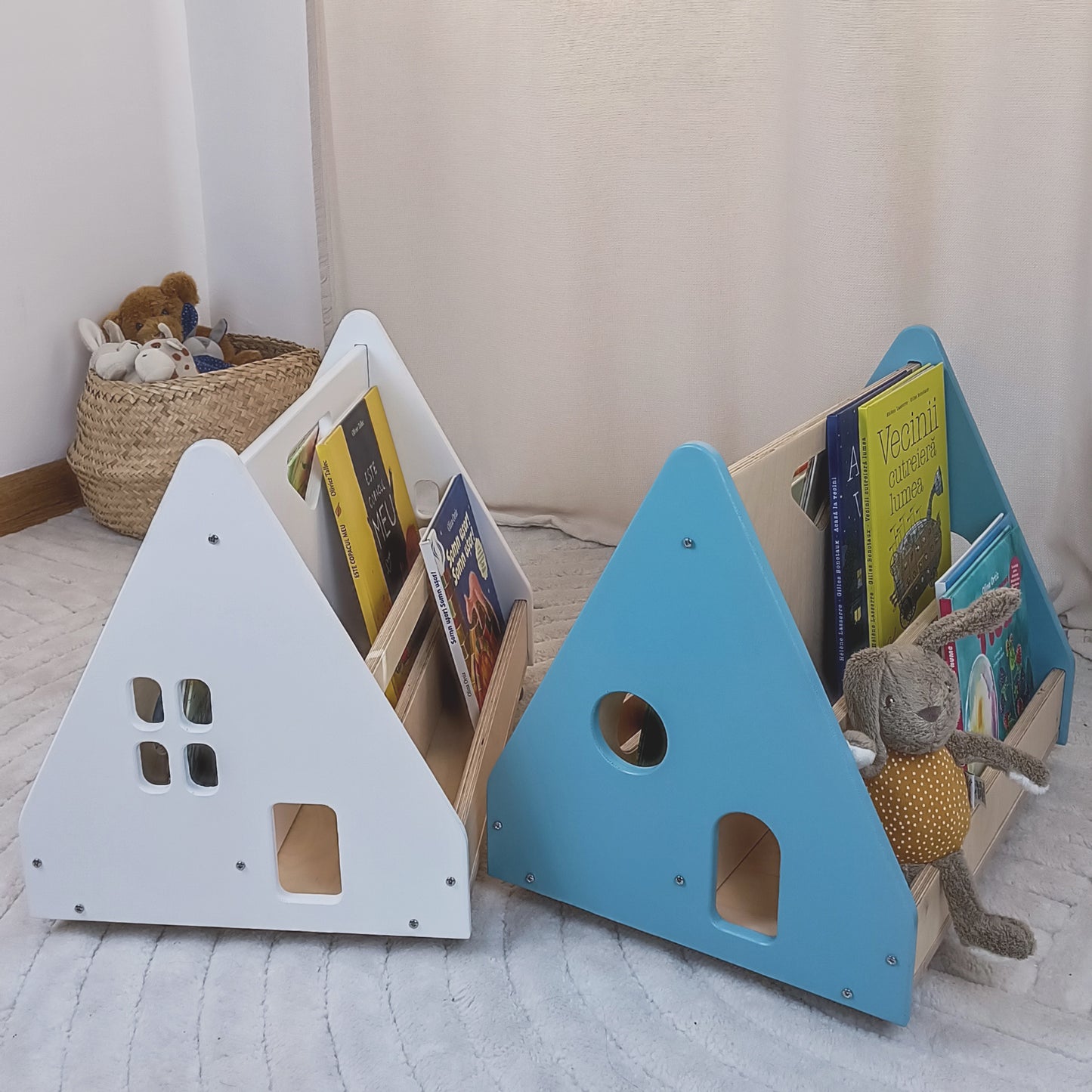 Bibliotecă Montessori cu roți, în formă de căsuță BOOKY