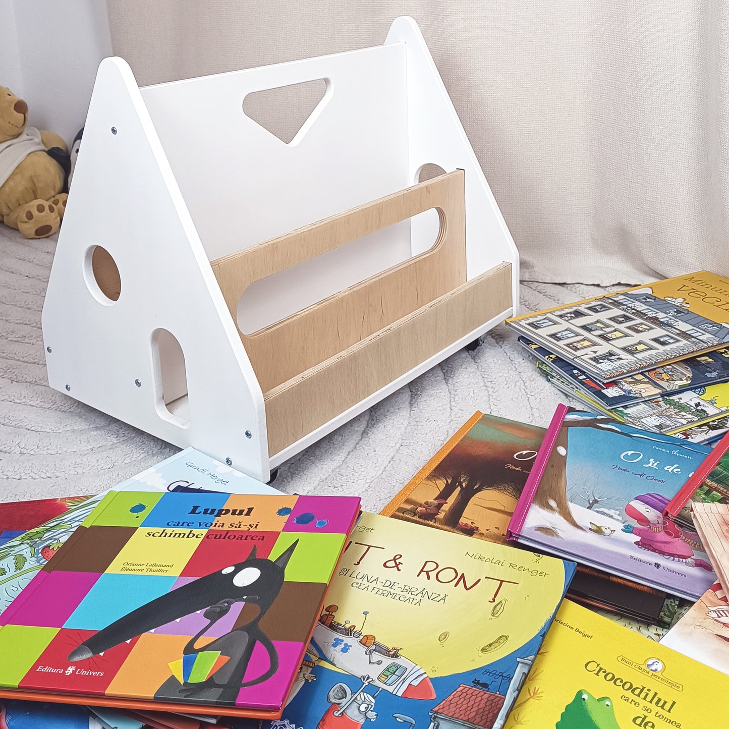 Biblioteca Montessori cu roti, in forma de casuta BOOKY Pearl