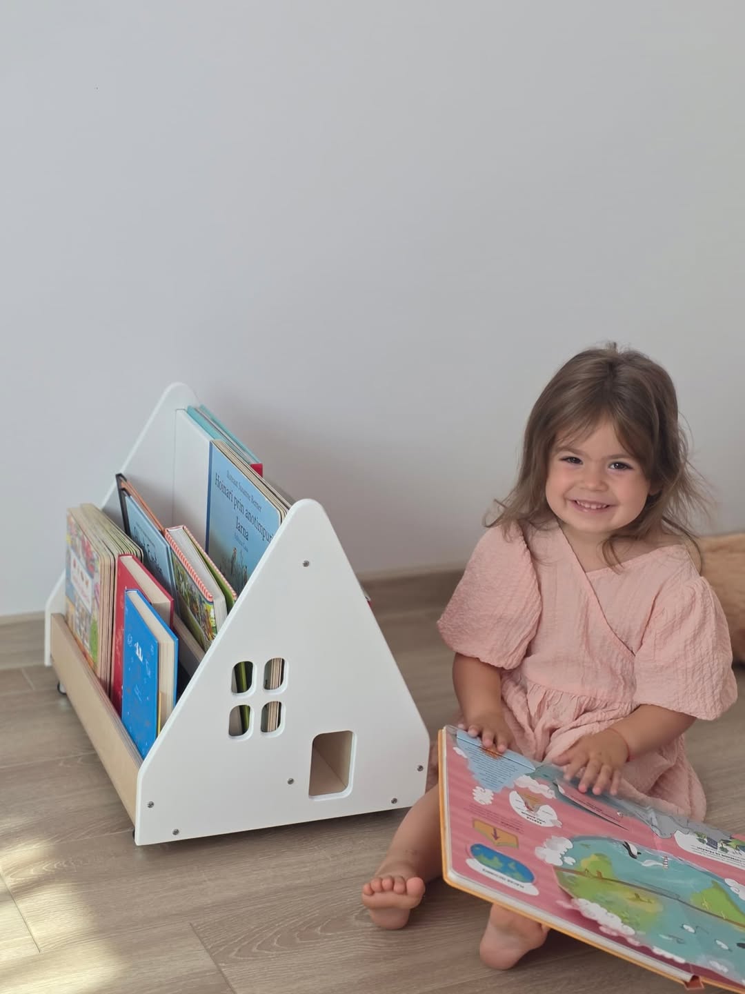 Bibliotecă Montessori cu roți, în formă de căsuță BOOKY