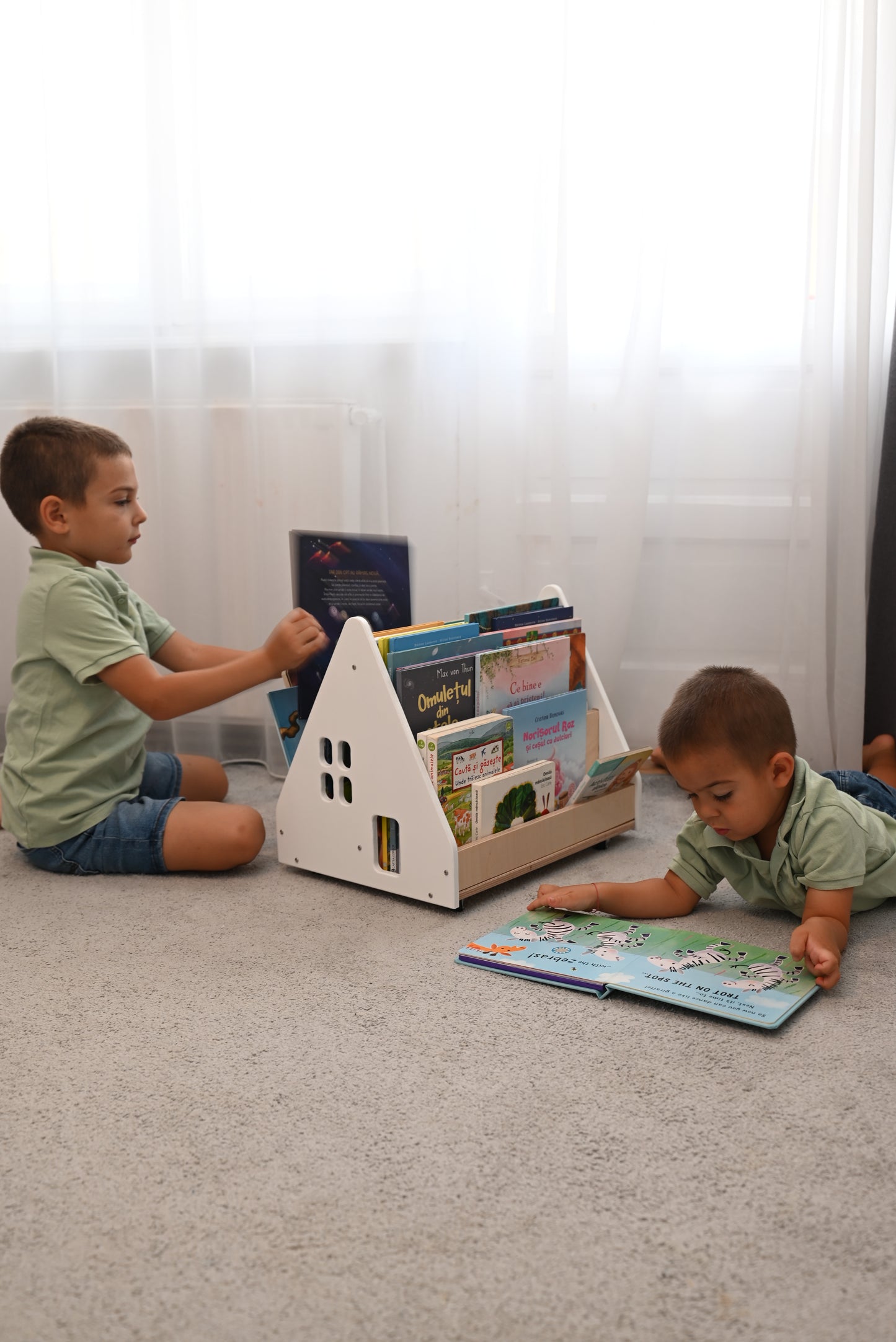 Bibliotecă Montessori cu roți, în formă de căsuță BOOKY