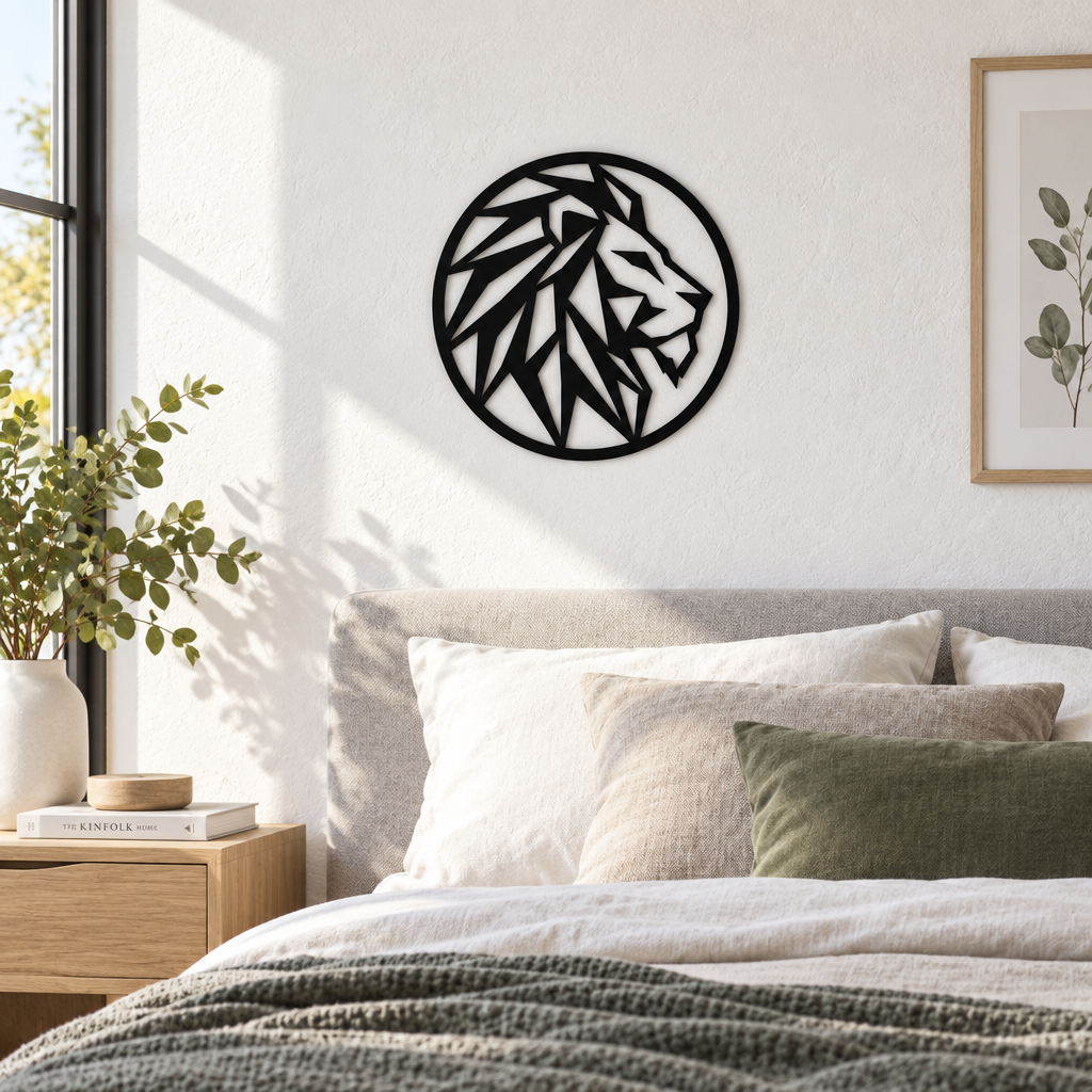Decorațiune de perete Leu Low-Poly din plexiglas negru, Ø 30 cm – NOOT